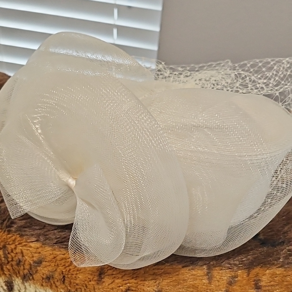 Elegant Cream Fascinator